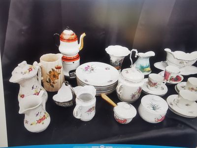 de nombreux types de porcelaine sont exposés sur la table