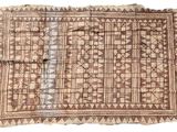 un tapis marron et blanc posé sur une surface blanche