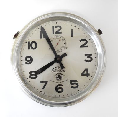 une horloge accrochée au mur sur laquelle figurent des chiffres