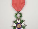 gros plan d'une médaille sur une surface blanche