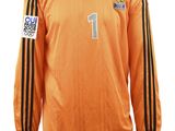un gros plan sur un maillot de football portant le numéro 1