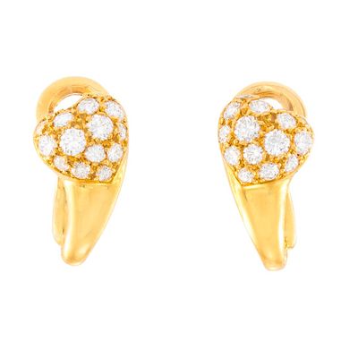 une image d'une paire de boucles d'oreilles en or et diamants