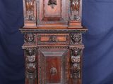 une vieille armoire en bois ornée de sculptures sur la façade