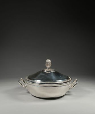 une cocotte en métal plaqué argent, avec un couvercle et des poignées