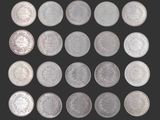 une image représentant une collection de pièces d'argent sur fond noir