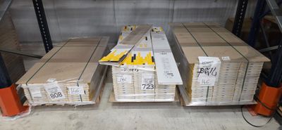 de nombreux cartons sur une palette dans un entrepôt
