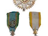 trois médailles et une étoile sur fond blanc