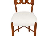une chaise en bois avec une assise et un dossier rembourrés de blanc
