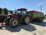 un tracteur garé sur le bord de la route