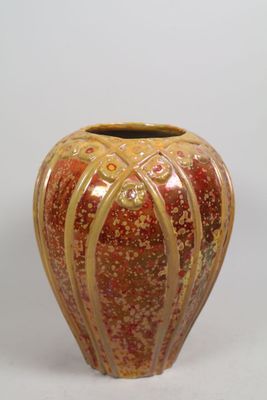 un vase posé sur une surface blanche