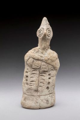 une statue en pierre représentant un homme avec une tête et un torse