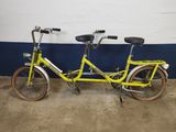 deux vélos garés l'un à côté de l'autre dans un garage