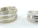 deux bagues en argent ornées de diamants, placées l'une à côté de l'autre