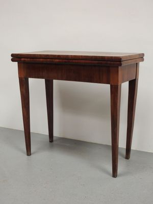 l'image d'une petite table en bois surmontée d'un tiroir