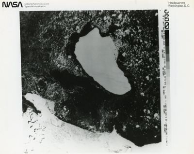 une image représentant une photo en noir et blanc d'un lac au cœur de la Terre