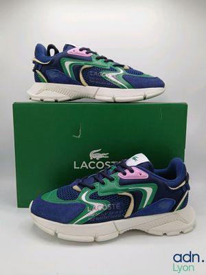 une paire de baskets bleues et vertes avec une boîte verte