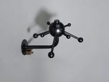 un petit objet noir accroché au mur, à côté d'une lampe
