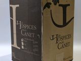 une boîte en carton contenant une bouteille de vin