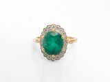 une bague en émeraude et diamant