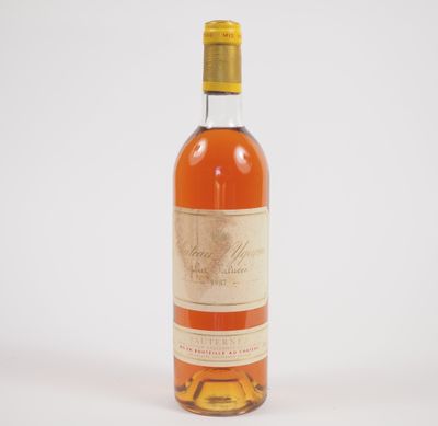 une bouteille de vin posée sur une surface blanche
