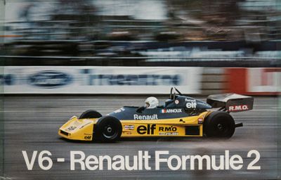 une photo d'une voiture de course jaune roulant sur un circuit