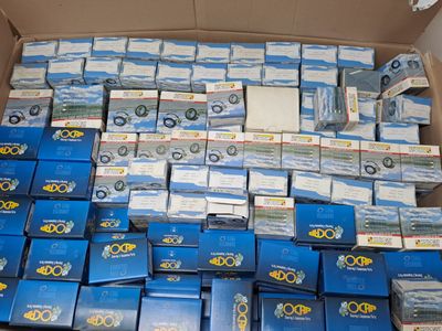 une boîte remplie de boîtes contenant des objets bleus et blancs