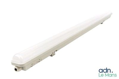 un gros plan d'un luminaire blanc sur fond blanc