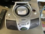 une radio posée sur une table à côté d'un clavier