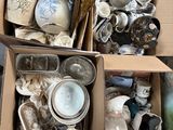 deux cartons remplis de vases et de bols de toutes sortes