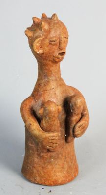 deux petites figurines en argile représentant une femme tenant un bébé dans ses bras