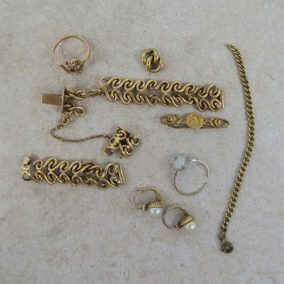 beaucoup de bijoux posés à même le sol