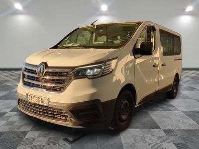la camionnette blanche est garée sur le sol en damier d'une pièce