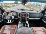 vue de l'intérieur d'un camion depuis le siège du conducteur
