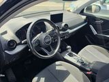 l'intérieur d'une petite voiture avec un volant et un tableau de bord