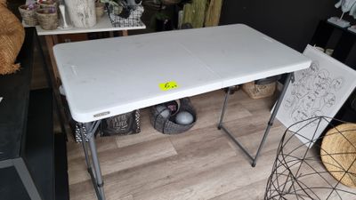Lot composé d'une table pliante en pvc blanc et métal laqué …