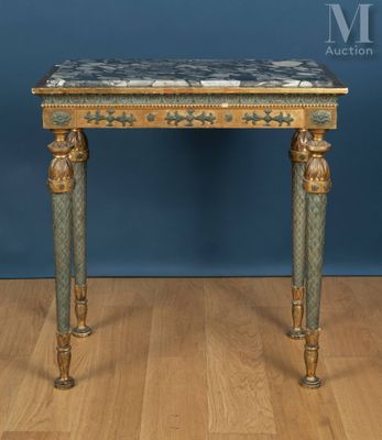 une photo d'une petite table avec un plateau en marbre posée sur un parquet