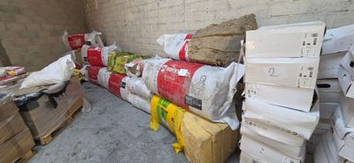 une pile de cartons, les uns sur les autres, posée par terre