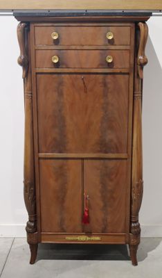une commode en bois avec des tiroirs et un miroir posé dessus
