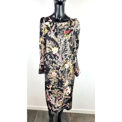 une robe de mannequin ornée d'un motif floral
