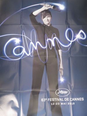 une affiche de film représentant un homme tenant un chapeau