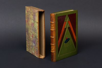 deux livres posés l'un à côté de l'autre sur une table