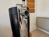 une photo d'une machine à café posée sur un support dans une pièce
