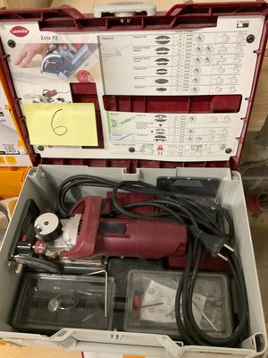 une boîte contenant des outils posée sur une table