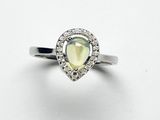 un gros plan d'une bague ornée d'une pierre en forme de poire entourée de diamants