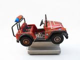 un camion de pompiers miniature posé sur un socle
