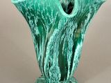 un vase vert posé sur une table