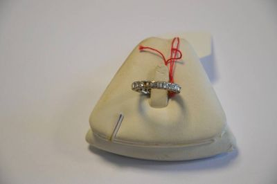 un anneau posé sur une feuille de papier blanc