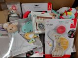 une boîte remplie d'articles pour bébé qui se trouvent dans la boîte