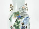 un vase blanc orné d'une peinture sur fond blanc
