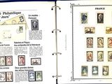 un livre qui contient beaucoup de timbres